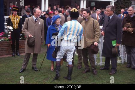 Die Königin Mutter mit Siegerjockey bei Sandown Rennen 26. März 1996 Foto: Henshaw Archive Stockfoto