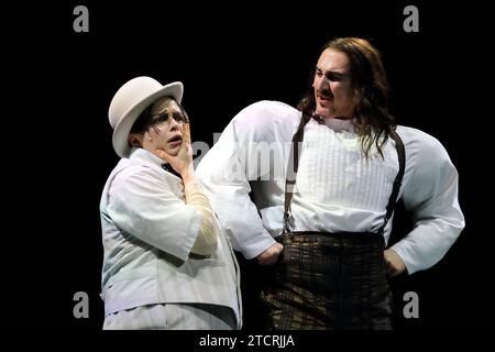 Via Jikeli und Till Wonka während der Fotoprobe für das Stück der Untertan im Maxim Gorki Theater in Berlin, 13. Dezember 2023. // Von Heinrich Mann. Regie Christian Weise. Bühne Julia Oschatz. Kostüme Josa Marx und Lane Schäfer. Premiere ist am 15. Dezember 2023. Maxim Gorki Theater Berlin der Untertan *** über Jikeli und Till Wonka während der Fotoprobe für das Stück der Untertan im Maxim Gorki Theater Berlin, 13. Dezember 2023 von Heinrich Mann Regisseur Christian Weise Bühne Julia Oschatz Kostüme Josa Marx und Lane Schäfer Premiere ist am 15. Dezember 2023 Maxim Gorki Theater Berlin Stockfoto