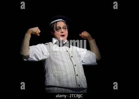 Via Jikeli während der Fotoprobe für das Stück der Untertan im Maxim Gorki Theater in Berlin, 13. Dezember 2023. // Von Heinrich Mann. Regie Christian Weise. Bühne Julia Oschatz. Kostüme Josa Marx und Lane Schäfer. Premiere ist am 15. Dezember 2023. Maxim Gorki Theater Berlin der Untertan *** Via Jikeli während der Fotoprobe für das Stück der Untertan im Maxim Gorki Theater Berlin, 13. Dezember 2023 von Heinrich Mann Regisseur Christian Weise Bühne Julia Oschatz Kostüme Josa Marx und Lane Schäfer Premiere ist am 15. Dezember 2023 Maxim Gorki Theater Berlin der Untertan Stockfoto