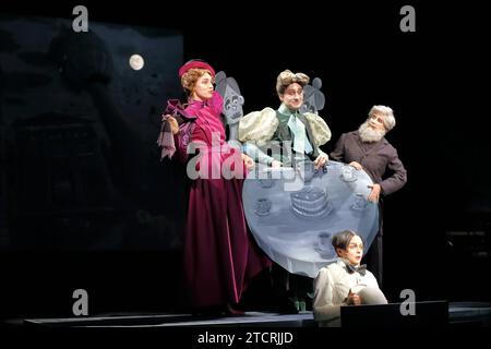Marta Kizyma, Tim Freudensprung, Catherine Stoyan und Via Jikeli, v.l., während der Fotoprobe für das Stück der Untertan im Maxim Gorki Theater in Berlin, 13. Dezember 2023. // Von Heinrich Mann. Regie Christian Weise. Bühne Julia Oschatz. Kostüme Josa Marx und Lane Schäfer. Premiere ist am 15. Dezember 2023. Maxim Gorki Theater Berlin der Untertan *** Marta Kizyma, Tim Freudensprung, Catherine Stoyan und Via Jikeli, von links, während der Fotoprobe für das Stück der Untertan am Maxim Gorki Theater Berlin, 13. Dezember 2023 von Heinrich Mann Regisseur Christian Weise Stage Julia Oschat Stockfoto
