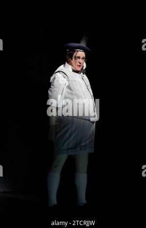 Via Jikeli während der Fotoprobe für das Stück der Untertan im Maxim Gorki Theater in Berlin, 13. Dezember 2023. // Von Heinrich Mann. Regie Christian Weise. Bühne Julia Oschatz. Kostüme Josa Marx und Lane Schäfer. Premiere ist am 15. Dezember 2023. Maxim Gorki Theater Berlin der Untertan *** Via Jikeli während der Fotoprobe für das Stück der Untertan im Maxim Gorki Theater Berlin, 13. Dezember 2023 von Heinrich Mann Regisseur Christian Weise Bühne Julia Oschatz Kostüme Josa Marx und Lane Schäfer Premiere ist am 15. Dezember 2023 Maxim Gorki Theater Berlin der Untertan Stockfoto