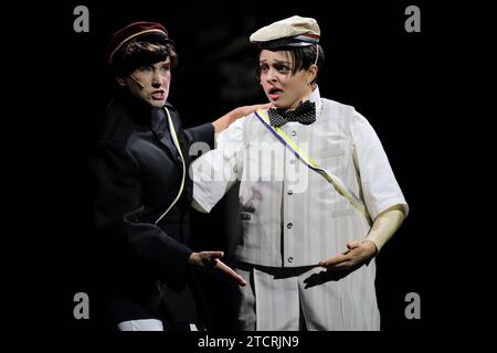 Catherine Stoyan und Via Jikeli, v.l., während der Fotoprobe für das Stück der Untertan im Maxim Gorki Theater in Berlin, 13. Dezember 2023. // Von Heinrich Mann. Regie Christian Weise. Bühne Julia Oschatz. Kostüme Josa Marx und Lane Schäfer. Premiere ist am 15. Dezember 2023. Maxim Gorki Theater Berlin der Untertan *** Catherine Stoyan und Via Jikeli, f l , während der Fotoprobe für das Stück der Untertan im Maxim Gorki Theater Berlin, 13. Dezember 2023 von Heinrich Mann Regie Christian Weise Bühne Julia Oschatz Kostüme Josa Marx und Lane Schäfer Premiere ist am 15. Dezember 202 Stockfoto