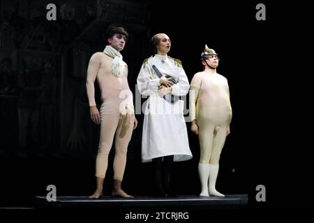 Tim Freudensprung, Marta Kizyma und Via Jikeli, v.l., während der Fotoprobe für das Stück der Untertan im Maxim Gorki Theater in Berlin, 13. Dezember 2023. // Von Heinrich Mann. Regie Christian Weise. Bühne Julia Oschatz. Kostüme Josa Marx und Lane Schäfer. Premiere ist am 15. Dezember 2023. Maxim Gorki Theater Berlin der Untertan *** Tim Freudensprung, Marta Kizyma und Via Jikeli, von links, während der Fotoprobe für das Stück der Untertan am Maxim Gorki Theater Berlin, 13. Dezember 2023 von Heinrich Mann Regisseur Christian Weise Bühne Julia Oschatz Kostüme Josa Marx und Lane Schäfe Stockfoto