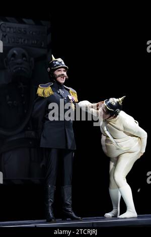 Catherine Stoyan und Via Jikeli, v.l., während der Fotoprobe für das Stück der Untertan im Maxim Gorki Theater in Berlin, 13. Dezember 2023. // Von Heinrich Mann. Regie Christian Weise. Bühne Julia Oschatz. Kostüme Josa Marx und Lane Schäfer. Premiere ist am 15. Dezember 2023. Maxim Gorki Theater Berlin der Untertan *** Catherine Stoyan und Via Jikeli, f l , während der Fotoprobe für das Stück der Untertan im Maxim Gorki Theater Berlin, 13. Dezember 2023 von Heinrich Mann Regie Christian Weise Bühne Julia Oschatz Kostüme Josa Marx und Lane Schäfer Premiere ist am 15. Dezember 202 Stockfoto