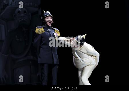 Catherine Stoyan und Via Jikeli, v.l., während der Fotoprobe für das Stück der Untertan im Maxim Gorki Theater in Berlin, 13. Dezember 2023. // Von Heinrich Mann. Regie Christian Weise. Bühne Julia Oschatz. Kostüme Josa Marx und Lane Schäfer. Premiere ist am 15. Dezember 2023. Maxim Gorki Theater Berlin der Untertan *** Catherine Stoyan und Via Jikeli, f l , während der Fotoprobe für das Stück der Untertan im Maxim Gorki Theater Berlin, 13. Dezember 2023 von Heinrich Mann Regie Christian Weise Bühne Julia Oschatz Kostüme Josa Marx und Lane Schäfer Premiere ist am 15. Dezember 202 Stockfoto