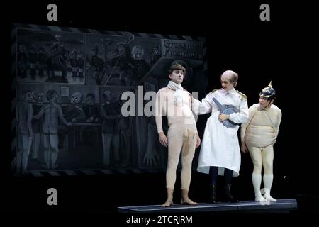 Tim Freudensprung, Marta Kizyma und Via Jikeli, v.l., während der Fotoprobe für das Stück der Untertan im Maxim Gorki Theater in Berlin, 13. Dezember 2023. // Von Heinrich Mann. Regie Christian Weise. Bühne Julia Oschatz. Kostüme Josa Marx und Lane Schäfer. Premiere ist am 15. Dezember 2023. Maxim Gorki Theater Berlin der Untertan *** Tim Freudensprung, Marta Kizyma und Via Jikeli, von links, während der Fotoprobe für das Stück der Untertan am Maxim Gorki Theater Berlin, 13. Dezember 2023 von Heinrich Mann Regisseur Christian Weise Bühne Julia Oschatz Kostüme Josa Marx und Lane Schäfe Stockfoto