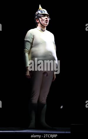Via Jikeli während der Fotoprobe für das Stück der Untertan im Maxim Gorki Theater in Berlin, 13. Dezember 2023. // Von Heinrich Mann. Regie Christian Weise. Bühne Julia Oschatz. Kostüme Josa Marx und Lane Schäfer. Premiere ist am 15. Dezember 2023. Maxim Gorki Theater Berlin der Untertan *** Via Jikeli während der Fotoprobe für das Stück der Untertan im Maxim Gorki Theater Berlin, 13. Dezember 2023 von Heinrich Mann Regisseur Christian Weise Bühne Julia Oschatz Kostüme Josa Marx und Lane Schäfer Premiere ist am 15. Dezember 2023 Maxim Gorki Theater Berlin der Untertan Stockfoto