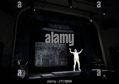 Via Jikeli während der Fotoprobe für das Stück der Untertan im Maxim Gorki Theater in Berlin, 13. Dezember 2023. // Von Heinrich Mann. Regie Christian Weise. Bühne Julia Oschatz. Kostüme Josa Marx und Lane Schäfer. Premiere ist am 15. Dezember 2023. Maxim Gorki Theater Berlin der Untertan *** Via Jikeli während der Fotoprobe für das Stück der Untertan im Maxim Gorki Theater Berlin, 13. Dezember 2023 von Heinrich Mann Regisseur Christian Weise Bühne Julia Oschatz Kostüme Josa Marx und Lane Schäfer Premiere ist am 15. Dezember 2023 Maxim Gorki Theater Berlin der Untertan Stockfoto