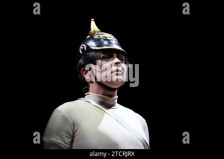 Via Jikeli während der Fotoprobe für das Stück der Untertan im Maxim Gorki Theater in Berlin, 13. Dezember 2023. // Von Heinrich Mann. Regie Christian Weise. Bühne Julia Oschatz. Kostüme Josa Marx und Lane Schäfer. Premiere ist am 15. Dezember 2023. Maxim Gorki Theater Berlin der Untertan *** Via Jikeli während der Fotoprobe für das Stück der Untertan im Maxim Gorki Theater Berlin, 13. Dezember 2023 von Heinrich Mann Regisseur Christian Weise Bühne Julia Oschatz Kostüme Josa Marx und Lane Schäfer Premiere ist am 15. Dezember 2023 Maxim Gorki Theater Berlin der Untertan Stockfoto