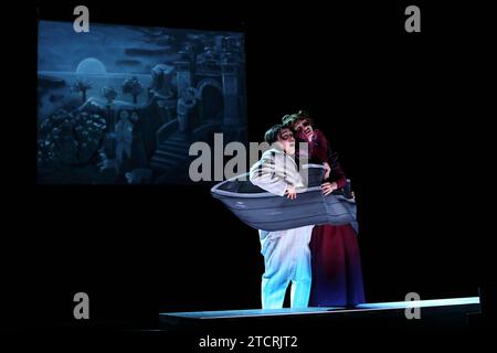 Via Jikeli und Marta Kizyma, v.l., während der Fotoprobe für das Stück der Untertan im Maxim Gorki Theater in Berlin, 13. Dezember 2023. // Von Heinrich Mann. Regie Christian Weise. Bühne Julia Oschatz. Kostüme Josa Marx und Lane Schäfer. Premiere ist am 15. Dezember 2023. Maxim Gorki Theater Berlin der Untertan *** über Jikeli und Marta Kizyma, f l , während der Fotoprobe für das Stück der Untertan im Maxim Gorki Theater Berlin, 13. Dezember 2023 von Heinrich Mann Regie Christian Weise Bühne Julia Oschatz Kostüme Josa Marx und Lane Schäfer Premiere ist am 15. Dezember 2023 Maxim Stockfoto