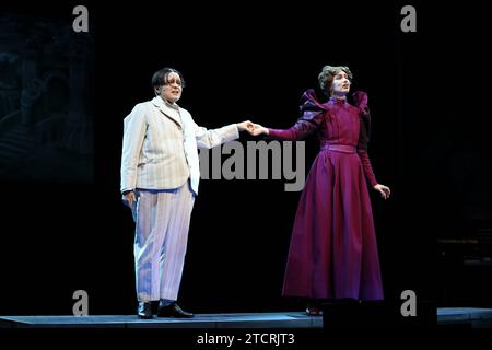 Via Jikeli und Marta Kizyma, v.l., während der Fotoprobe für das Stück der Untertan im Maxim Gorki Theater in Berlin, 13. Dezember 2023. // Von Heinrich Mann. Regie Christian Weise. Bühne Julia Oschatz. Kostüme Josa Marx und Lane Schäfer. Premiere ist am 15. Dezember 2023. Maxim Gorki Theater Berlin der Untertan *** über Jikeli und Marta Kizyma, f l , während der Fotoprobe für das Stück der Untertan im Maxim Gorki Theater Berlin, 13. Dezember 2023 von Heinrich Mann Regie Christian Weise Bühne Julia Oschatz Kostüme Josa Marx und Lane Schäfer Premiere ist am 15. Dezember 2023 Maxim Stockfoto