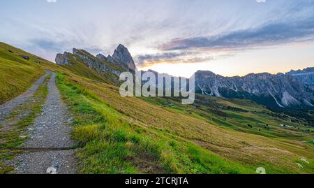Die Seceda der Dolomiten bei Sonnenaufgang ist Ein goldenes Spektakel die zerklüftete Landschaft, das Wärme auf den ikonischen Gipfeln erzeugt, ein bezaubernder Start in den Tag in Italien Stockfoto