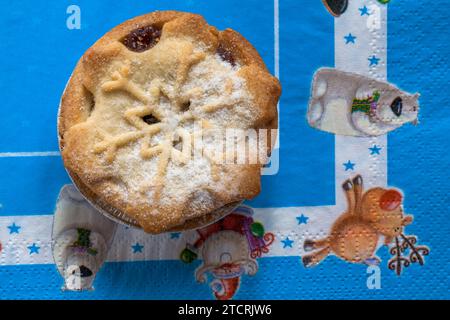 Tesco feinstes reichhaltiges und dekadentes alles Butter Gebäck Hackkuchen Set auf Weihnachts Serviette Serviette Stockfoto