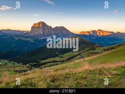 Goldener Sonnenaufgang in Seceda, Dolomiten, Italien, entfaltet sich Eine atemberaubende Szene, die warme Farben auf die zerklüftete Landschaft und Wiesen zaubert eine ruhige und ruhige Atmosphäre Stockfoto