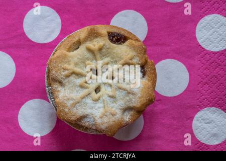 Tesco feinstes reichhaltiges und dekadentes All-Butter-Gebäck-Hackkuchen-Set auf rosa Serviette mit weißen Polka Dots, rosa Serviette mit weißen Polka Dots Stockfoto