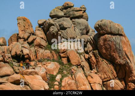 Erodierte Granitfelsen in Ploumanac'h an der rosa Granitküste, Côtes-d'Armor, Bretagne, Frankreich Stockfoto