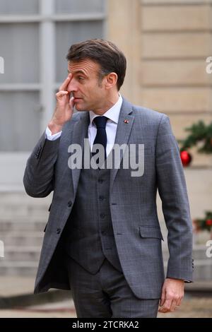 Paris, Frankreich. Dezember 2023. © Julien Mattia/Le Pictorium/MAXPPP - Paris 13/12/2023 Le President de la republique, Emmanuel Macron sur le perron du Palais de l'Elysee, 13. Dezember 2023. Quelle: MAXPPP/Alamy Live News Stockfoto