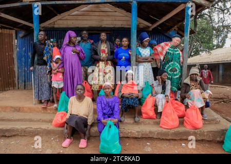 NAIROBI, Afrika. Dezember 2023. Ein Gruppenfoto der Bewohner Kiberas, nachdem sie Weihnachtsmahlspakete erhalten hatten, die vom Family Care Mission Team in der Orthodoxen Kirche in Nairobi, Kenia, verteilt wurden. Die Einwohner von Kibera Slum erhielten Weihnachtsgeschenke von Family Care Missions (einer seit 2001 registrierten Wohltätigkeitsorganisation in Kenia, die sich aus voll- und Teilzeit-Freiwilligen zusammensetzt, die ihre Zeit und ihre Anstrengungen für die Unterstützung von Unterprivilegierten und Benachteiligten der Gesellschaft widmen. Ihre Freiwilligen suchen lohnende Projekte aus, um das Bewusstsein für die „Ärmsten der Armen“ zu schärfen und sie zu unterstützen. FCM bietet Dienstleistungen wie z. B. an Stockfoto