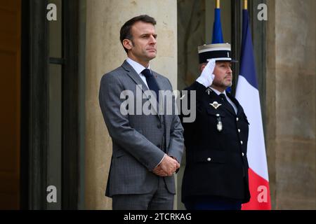 Paris, Frankreich. Dezember 2023. © Julien Mattia/Le Pictorium/MAXPPP - Paris 13/12/2023 Le President de la republique, Emmanuel Macron sur le perron du Palais de l'Elysee, 13. Dezember 2023. Quelle: MAXPPP/Alamy Live News Stockfoto