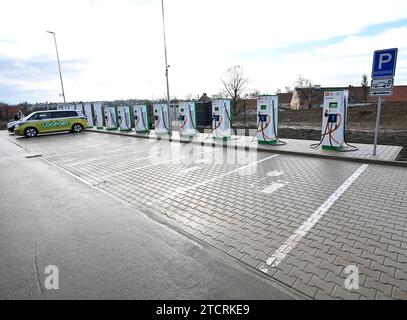 Start des nachhaltigen Logport Prague West mit ultraschnellen öffentlichen CEZ-Ladestationen für Elektrofahrzeuge mit Split-Technologie von ABB in Jino Stockfoto