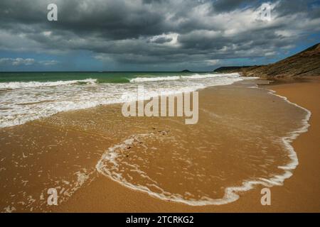 Sandstrand mit Meerschaum in der Nähe von Cap Fréhel, Côtes-d'Armor, Bretagne, Frankreich Stockfoto