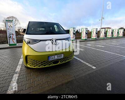 Start des nachhaltigen Logport Prague West mit ultraschnellen öffentlichen CEZ-Ladestationen für Elektrofahrzeuge mit Split-Technologie von ABB in Jino Stockfoto