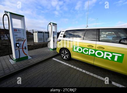 Start des nachhaltigen Logport Prague West mit ultraschnellen öffentlichen CEZ-Ladestationen für Elektrofahrzeuge mit Split-Technologie von ABB in Jino Stockfoto