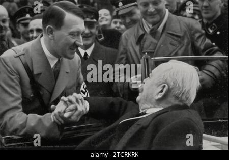 Adolf Hitler, ein „alter Kämpfer“ der Nazi-Bewegung, gratuliert 1934 General Litzmann zu seinem Geburtstag. Diese Interaktion unterstreicht den Respekt und die Anerkennung, die den langjährigen Mitgliedern der Partei zuteil werden. General Litzmann, der für seinen Militärdienst gefeiert wurde, repräsentiert die geschätzte Verbindung zwischen der NS-Führung und ihren hochrangigen Militärfiguren und spiegelt die Betonung des Regimes auf Loyalität und Ehre in seinen Reihen wider Stockfoto