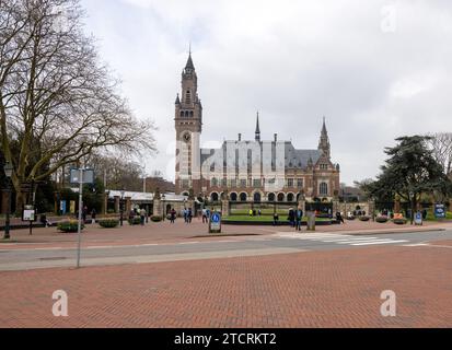 Den Haag, Niederlande - 17. April 2023: Friedenspalast in Den Haag, Niederlande. Das Verwaltungsgebäude für internationales Recht, in dem sich der Internat befindet Stockfoto