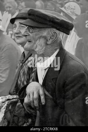 In diesem Wahlkampfbild aus Hessen 1932 wird ein älterer Mann dargestellt, der die Beteiligung und das Interesse älterer Generationen an der turbulenten politischen Landschaft der damaligen Zeit repräsentiert. Das Foto, das während eines kritischen Moments des Aufstiegs der NSDAP aufgenommen wurde, zeigt das Engagement verschiedener gesellschaftlicher Gruppen, einschließlich älterer Bürger, in den politischen Prozess. Adolf Hitler ist zwar nicht auf dem Bild zu sehen, aber die Szene spiegelt die weit verbreitete Reichweite und Wirkung der Propaganda und Kampagnen der Partei wider, auch unter der älteren Bevölkerung. Stockfoto