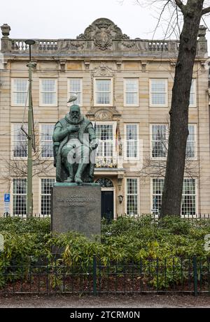 Den Haag, Niederlande - 17. April 2023: Johan van Oldenbarneveld-Statue in den Haag am langen Vijverberg. 1954 veröffentlicht und von Oswald Wen hergestellt Stockfoto