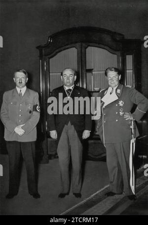 Adolf Hitler wird bei einem Besuch in der Reichskanzlei gezeigt, bei dem er Premierminister Gombos trifft. Diese Veranstaltung beleuchtet eine diplomatische Begegnung, die die Interaktionen des Nazi-Regimes mit ausländischen politischen Führern widerspiegelt. Das Reichskanzleramt als Ort dieses Treffens zeigt den formalen und politischen Charakter solcher Engagements an. Diese Treffen waren Teil der außenpolitischen Bemühungen des Regimes, und die Anwesenheit internationaler Führer wie Premierminister Gombos unterstreicht die diplomatischen Aktivitäten und Bündnisse während Hitlers Führung. Stockfoto