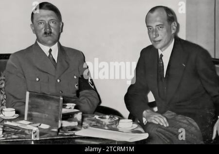 Adolf Hitler wird bei einem Treffen mit dem polnischen Außenminister Oberst Józef Beck gesehen. Diese Begegnung repräsentiert die diplomatischen Beziehungen zwischen Nazideutschland und Polen vor Ausbruch des Zweiten Weltkriegs Solche Treffen waren in der europäischen politischen Landschaft von entscheidender Bedeutung, da sie Verhandlungen und Diskussionen über verschiedene strittige Themen beinhalteten. Die Anwesenheit von Oberst Beck mit Hitler unterstreicht die Versuche der Diplomatie und des Dialogs zwischen den beiden Nationen in einer Zeit, die von zunehmenden Spannungen und komplexen internationalen Beziehungen geprägt ist. Stockfoto