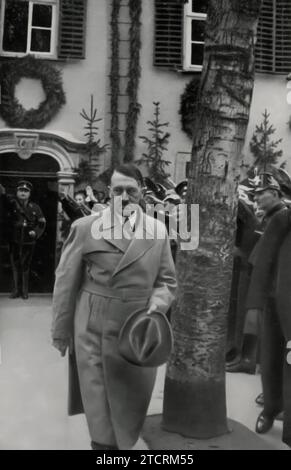 Adolf Hitlers Besuch in Bayreuth spiegelt seine bekannte Affinität zum deutschen Kultur- und Musikerbe wider, insbesondere zu den Werken Richard Wagners. Bayreuth, bekannt für sein jährliches Wagner-Festival, war eine bedeutende Kulturstätte im Nazi-Deutschland. Hitlers Präsenz dort war Teil eines größeren Ansatzes, das Nazi-Regime mit Deutschlands reicher künstlerischer Tradition in Verbindung zu bringen. Stockfoto