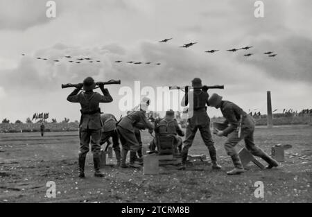 In diesem Bild vom Reichsparteitag 1935 ist während des Tag der Wehrmacht ein Flakbatterie-Team mit der Distanzmessung beschäftigt. Diese Szene erfasst die akribische Vorbereitung und militärische Präzision, die die öffentlichen Demonstrationen der Wehrmacht kennzeichneten, und zeigt deren technische Fähigkeiten und Bereitschaft als Schlüsselaspekt der NS-Militärpropaganda. Stockfoto