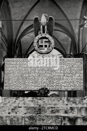 Die Gedenkstätte für die am 9. November 1923 in der Feldherrnhalle in München gefallenen Menschen erinnert ergreifend an die frühen Kämpfe der NS-Bewegung. Dieser Ort, der dem Gedenken an die Teilnehmer der Bierhalle Putsch gewidmet ist, wurde zum Symbol des Martyriums in der NS-Propaganda. Die Ehrfurcht vor diesem Denkmal spiegelt die Betonung des Regimes wider, seine Ursprünge und die Opfer zu verherrlichen, die während seines Machtübergangs gebracht wurden, und diese Ereignisse tief in das nationale Bewusstsein einzubetten. Stockfoto