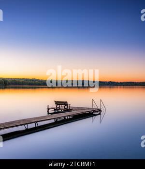 Woerthsee mit Bootssteg in Bayern im Herbst. Hochwertige Fotos Stockfoto