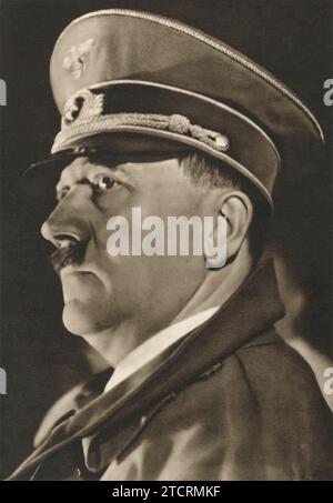 Porträt von Adolf Hitler (* 20. April 1889 – gestorben: 30. April 1945), dem Führer Deutschlands während des Zweiten Weltkriegs Als Oberbefehlshaber der Streitkräfte leitete Hitler militärische Strategien und Operationen. Seine Führung während des Krieges, gekennzeichnet durch seinen aggressiven Expansionismus und die Gräueltaten des Holocaust, hinterließ ein unauslöschliches und tragisches Zeichen in der Weltgeschichte. Seine Politik und seine militärischen Kampagnen zwischen 1935 und 1945 beeinflussten den Verlauf des Zweiten Weltkriegs. Stockfoto