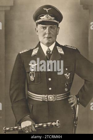 Feldmarschall Hermann Göring (* 12. Januar 1893 – gestorben: 15. Oktober 1946), Oberbefehlshaber der Luftwaffe während des Zweiten Weltkriegs Göring spielte in den Jahren vor und während des Krieges eine zentrale Rolle beim Wiederaufbau der deutschen Luftwaffe. Bekannt für seine Führung in der Luftwaffe, war er eine Schlüsselfigur in den militärischen Strategien des Nazi-Deutschlands. Stockfoto