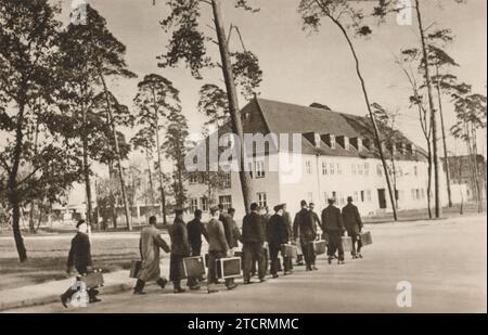 Deutsche Rekruten kamen um 1935 auf einer Militärbasis an, um ihre Ausbildung für die Luftwaffe oder die Kriegsmarine aufzunehmen. Diese neuen Enlistees stehen an der Schwelle ihrer Militärreise und sind bereit, sich einer strengen Ausbildung in Luft- und Seekriegsführung zu unterziehen. Stockfoto