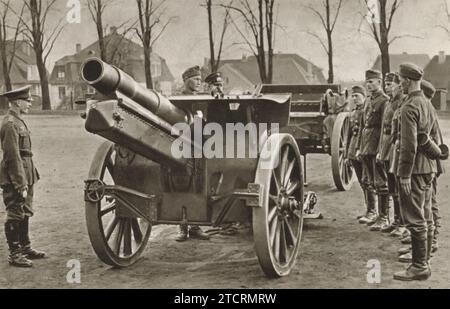 Deutsche Rekruten werden in einem wichtigen Moment ihrer militärischen Ausbildung gezeigt: Die erste Einführung in große Artilleriegeschütze. Diese erste Begegnung ist entscheidend, um sie mit der Größe, der Mechanik und dem Betrieb dieser mächtigen Waffen vertraut zu machen. Stockfoto