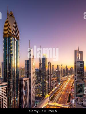 Dubai - Skyline-Drohne im Stadtzentrum, herrlicher Blick von der Dachterrasse, Vereinigte Arabische Emirate. Hochwertige Fotos Stockfoto