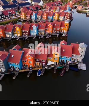 Farbenfrohe skandinavische Häuser in Reitdiephaven in Groningen Niederlande. Stockfoto