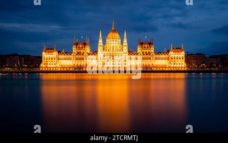 Europa, Ungarn, Budapest. Ungarisches Parlament in Budapest, ungarn. Berühmtes Wahrzeichen, historisches Gebäude. Hochwertige Fotos Stockfoto