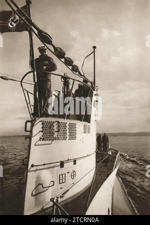 Das Bild zeigt einen beeindruckenden Blick auf den Turm eines deutschen U-Bootes, auf dem mehrere Marinesoldaten stehen, während das Schiff durch offene Gewässer navigiert. Dieses U-Boot war Teil der Kriegsmarine, der deutschen Marinestreitkräfte während des Zweiten Weltkriegs, die für ihre umfangreiche U-Boot-Flotte bekannt war. Diese U-Boote, die oft als U-Boote bezeichnet werden, spielten eine zentrale Rolle in der Seekriegsführung, insbesondere bei der Zerstörung feindlicher Versorgungslinien über die Meere. Stockfoto