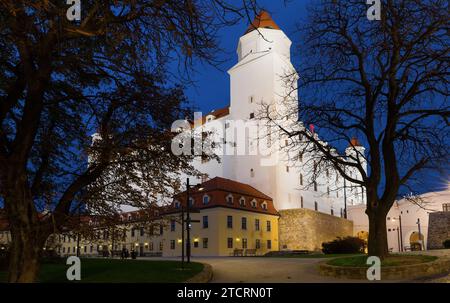 Schloss Bratislava bei Sonnenuntergang in der slowakischen Stadt Stockfoto