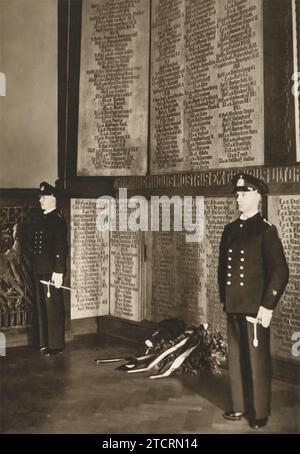 In diesem düsteren Bild stehen zwei deutsche Soldaten neben einer Gedenktafel an der Marineakademie Murwik, die denen gewidmet ist, die im Zweiten Weltkrieg ihr Leben verloren haben Die Gedenkstätte, die als ergreifende Erinnerung an die Opfer während des Krieges dient, ist ein Ort der Ehre und Reflexion. Die Anwesenheit der Soldaten, die in feierlicher Mahnwache stehen, unterstreicht die Ehrfurcht und den Respekt, den gefallenen Kameraden zuteil werden. Stockfoto