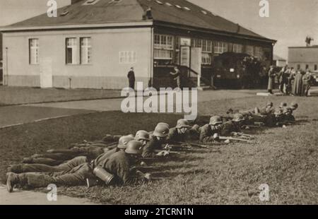 Auf dem Foto sind deutsche Rekruten bei der Luftwaffe, der Luftwaffe, während des Zweiten Weltkriegs in Grundausbildung tätig. In dieser Anfangsphase ihres Ausbildungsprogramms werden grundlegende militärische Fähigkeiten und Disziplin behandelt, bevor sie sich zu einer spezielleren Ausbildung im Bereich der Luftfahrt begeben. Das Grundtraining sollte eine solide Grundlage für körperliche Fitness, Teamarbeit und militärisches Wissen bilden, die für die anspruchsvollen Aufgaben in der Luftwaffe von entscheidender Bedeutung waren. Stockfoto