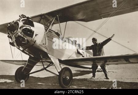 Die Szene fängt einen angespannten, aber bedeutsamen Anlass für einen deutschen Rekruten der Luftwaffe, die Deutsche Luftwaffe, ein, der sich auf seinen ersten Solo-Flug vorbereitet. Dieser entscheidende Moment in der Ausbildung eines Piloten ist der Höhepunkt einer rigorosen Vorbereitung und Ausbildung und stellt einen wichtigen Meilenstein in seiner militärischen Karriere dar. Der Rekrut, der wahrscheinlich mit einer Mischung aus Vorausschau und Fokus gefüllt ist, ist dabei, die Kontrolle über das Flugzeug unabhängig zu übernehmen, ein Schritt, der seinen Übergang vom Praktikanten zum Piloten markiert. Stockfoto