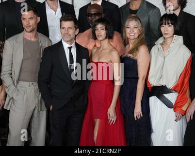 Los Angeles, USA. Dezember 2023. (L-R) Ed Skrein, Zack Snyder, Djimon Hounsou, Sofia Boutella, Deborah Snyder, Doona Bae bei Netflix's REBEL MOON - PART ONE: A CHILD OF FIRE Los Angeles Premiere im TCL Chinese Theatre in Hollywood, KALIFORNIEN am Mittwoch, 13. Dezember 2023. (Foto: Sthanlee B. Mirador/SIPA USA) Credit: SIPA USA/Alamy Live News Stockfoto